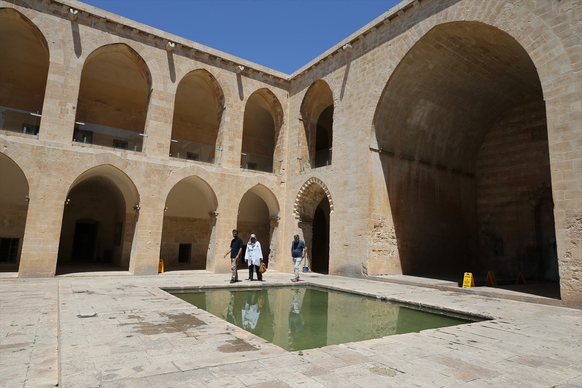 Mardin'de Gençlik ve Spor Bakanlığına bağlı yurtlarda misafir edilen emekliler kentin tarihi ve...