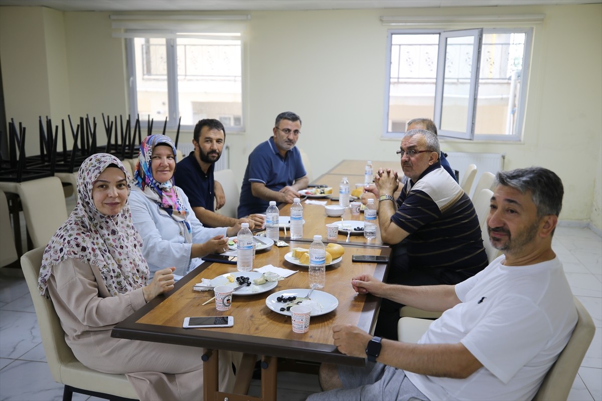 Mardin'de Gençlik ve Spor Bakanlığına bağlı yurtlarda misafir edilen emekliler kentin tarihi ve...