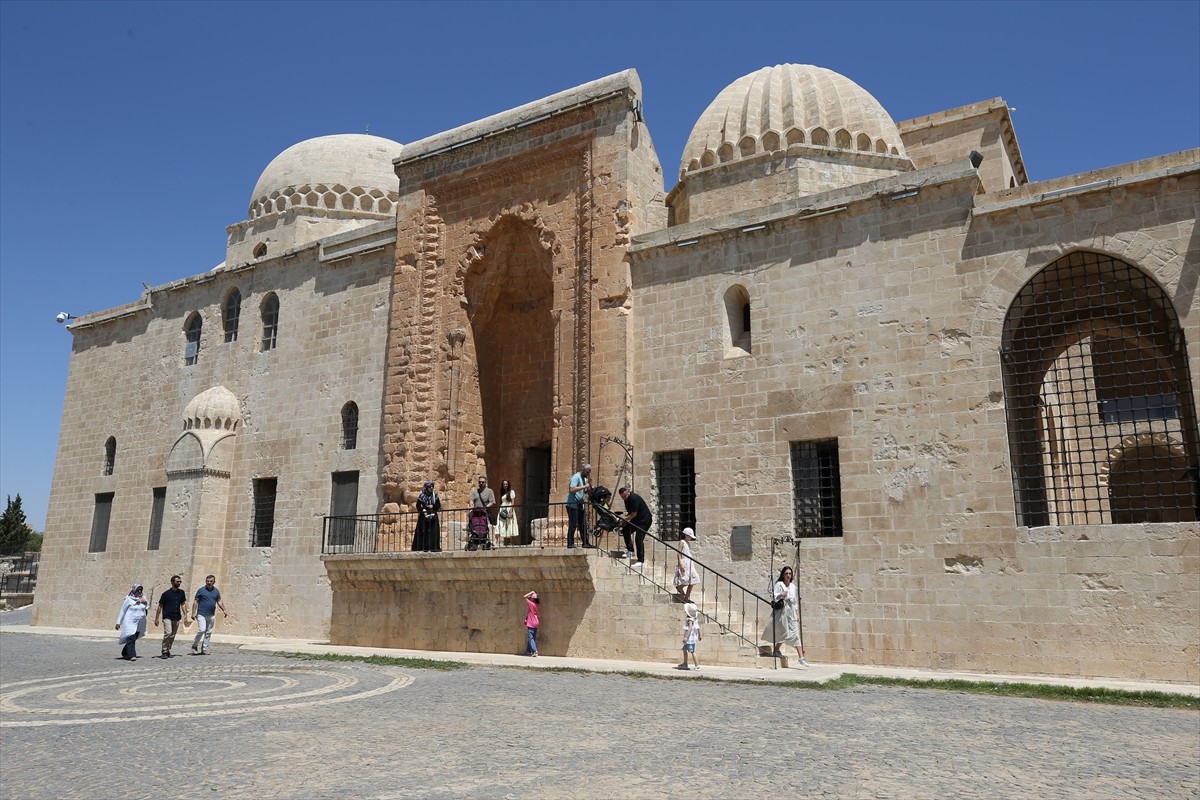 Mardin'de Gençlik ve Spor Bakanlığına bağlı yurtlarda misafir edilen emekliler kentin tarihi ve...
