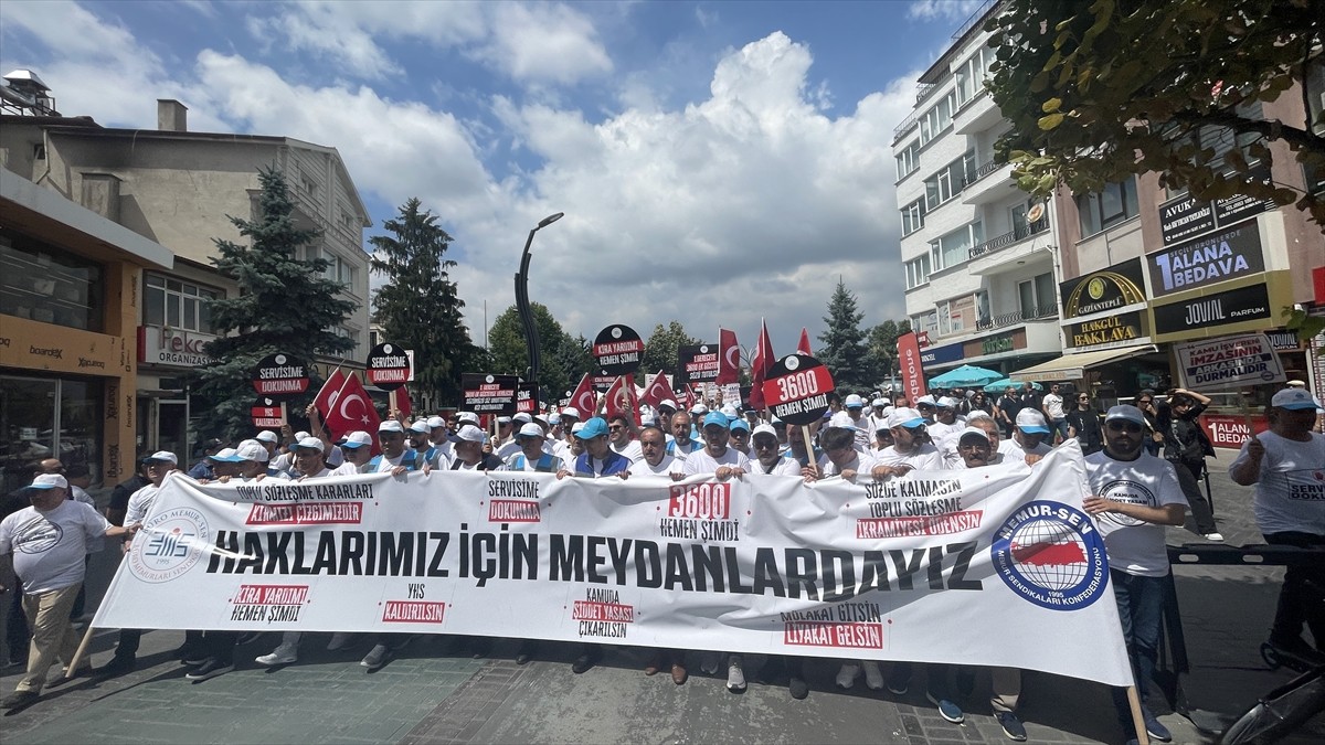 Memur-Sen Konfederasyonuna bağlı Büro Memur-Sen, Enerji Bir-Sen ve Ulaştırma Memur-Sen üyeleri...