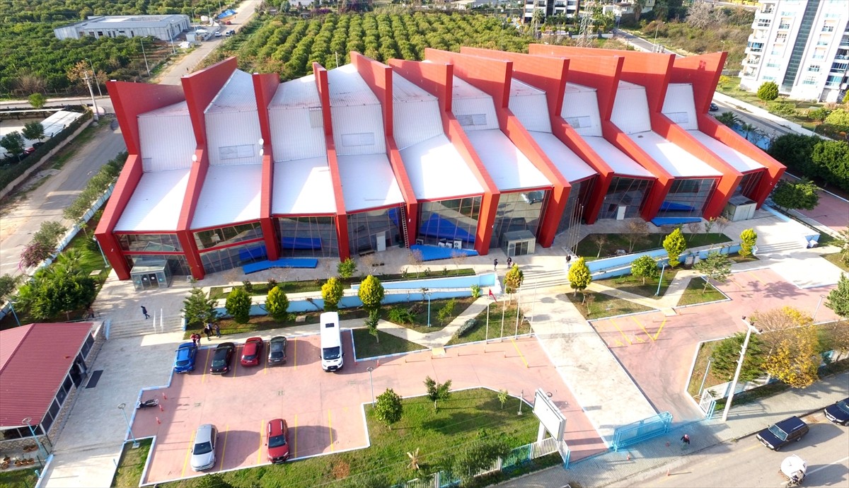 Mersin'de 2013'teki Akdeniz Oyunları öncesi inşa edilen olimpik yüzme havuzu, 11 yılda 263 bin...