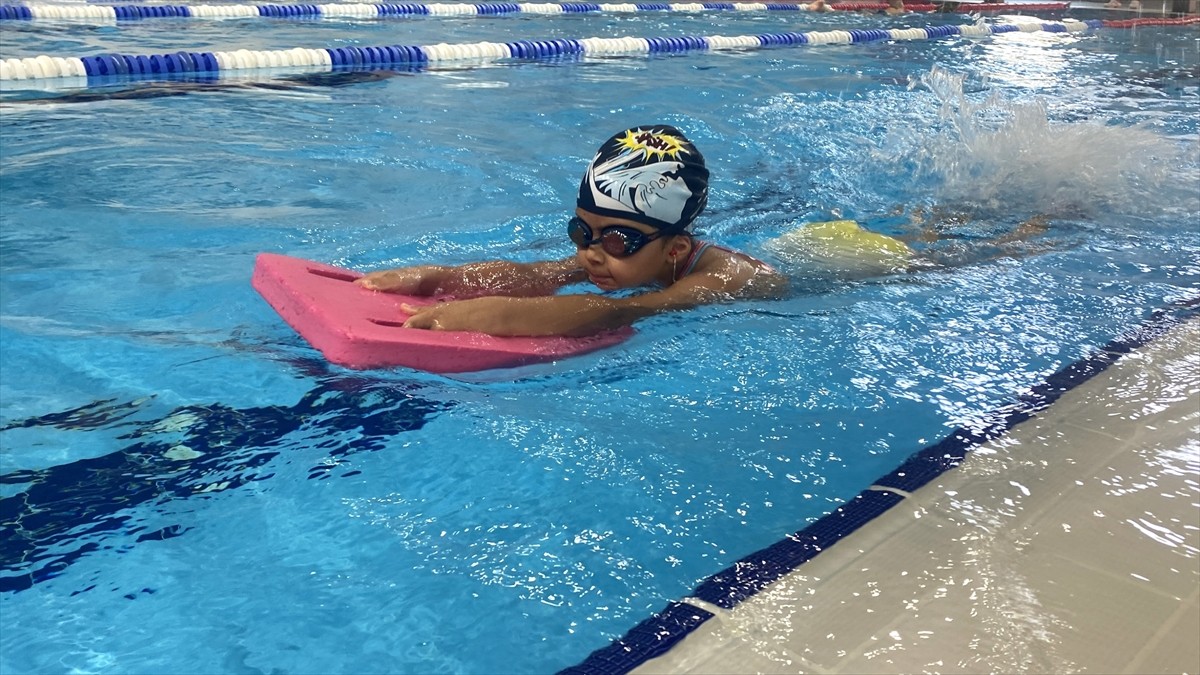 Mersin'de 2013'teki Akdeniz Oyunları öncesi inşa edilen olimpik yüzme havuzu, 11 yılda 263 bin...