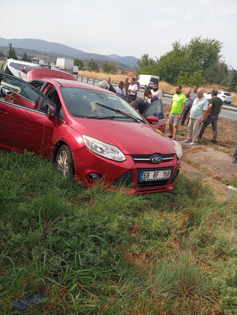 Mersin'de iki otomobilin çarpışması sonucu 1 kişi hayatını kaybetti, 5 kişi yaralandı.
