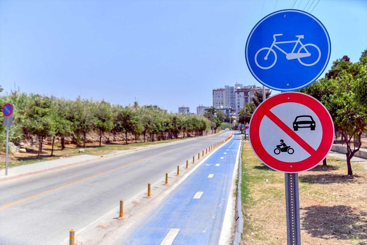 Mersin'de merkez dört ilçeyi birbirine bağlayan bisiklet yolu ağı 150 kilometreye...