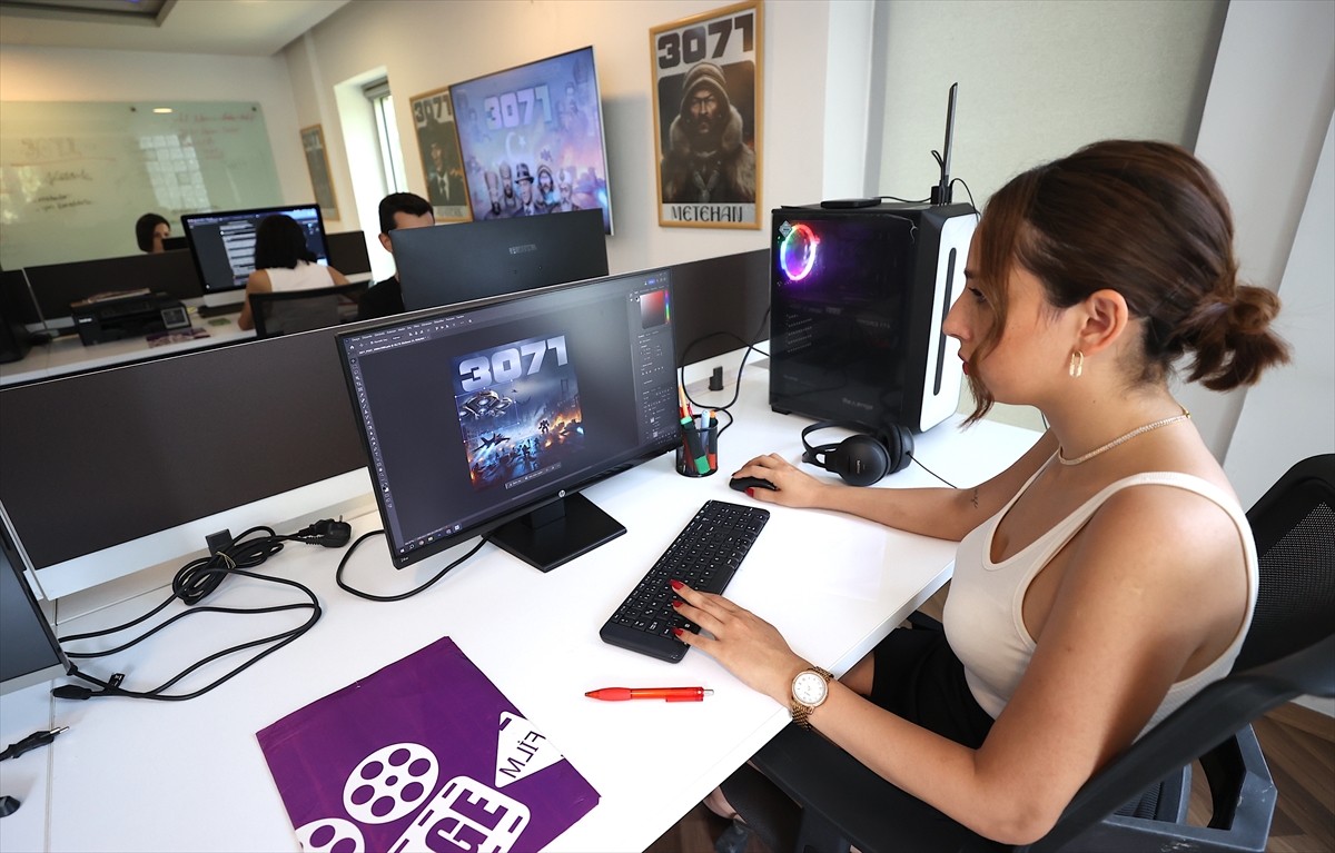 Mersin'de oyuncu kadrosu, senaryosu ve sahnelerinin tamamı yapay zeka programlarında üretilen uzun...