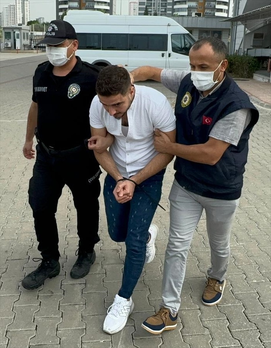 Mersin'de terör örgütü DEAŞ'a yönelik düzenlenen "Gürz-1" operasyonunda gözaltına alınan 9...