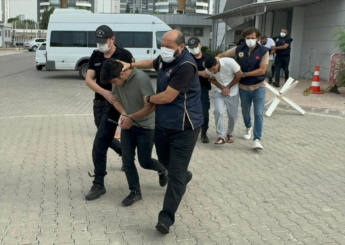 Mersin'de terör örgütü DEAŞ'a yönelik düzenlenen "Gürz-1" operasyonunda gözaltına alınan 9...