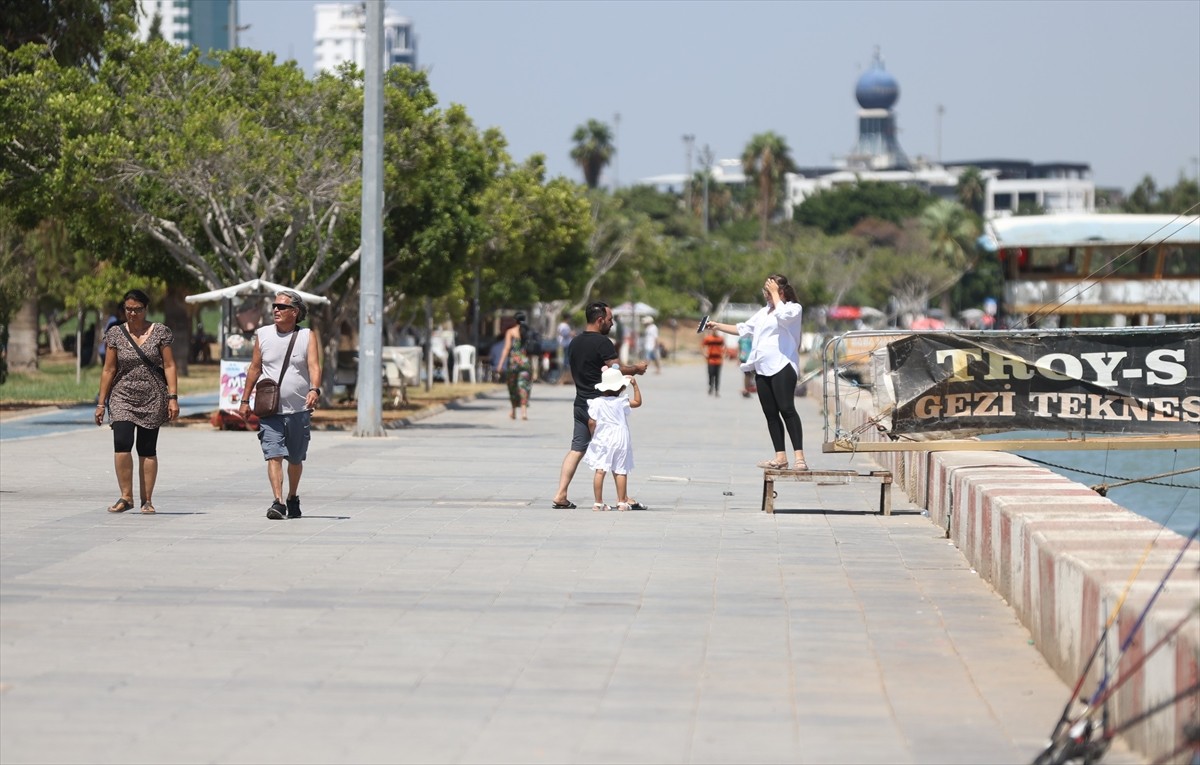 Mersin'de yüzde 52 ölçülen nem oranının etkisiyle kent merkezinde hissedilen hava sıcaklığı 40...
