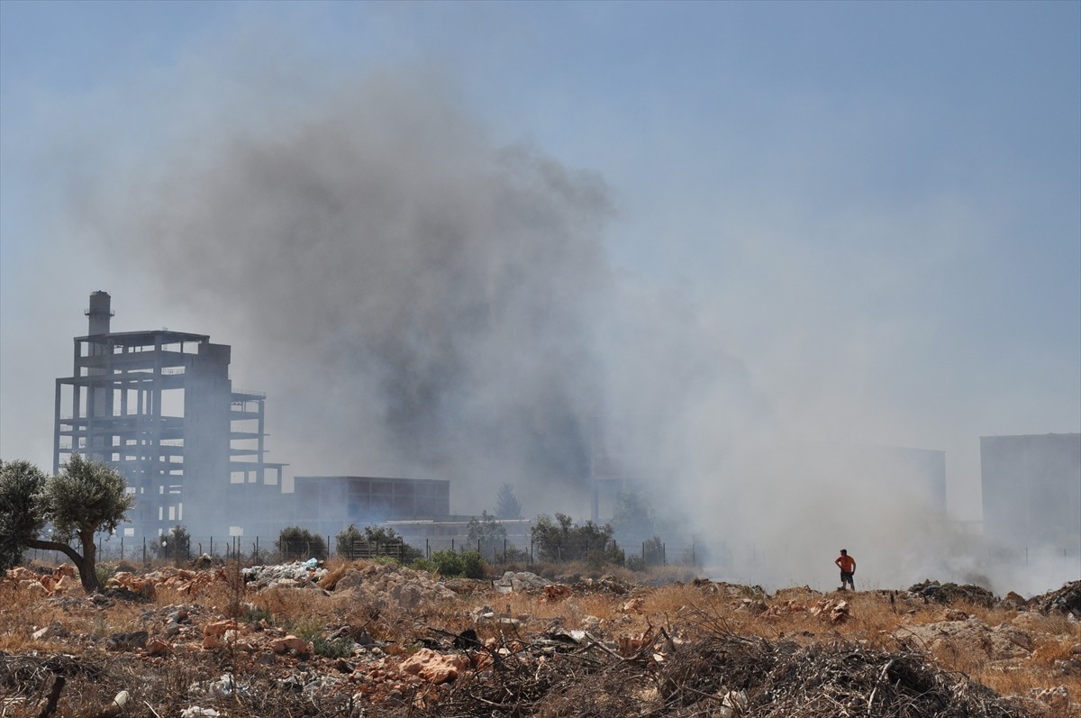 Mersin'in Silifke ilçesinde, eski kağıt fabrikası alanında çıkan yangın, havadan ve karadan...
