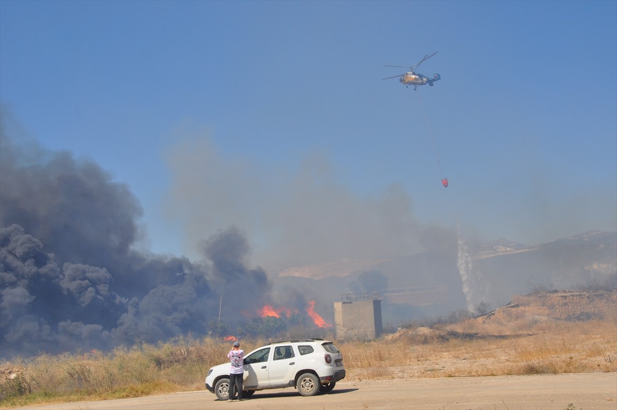 Mersin'in Silifke ilçesinde, eski kağıt fabrikası alanında çıkan yangın, havadan ve karadan...