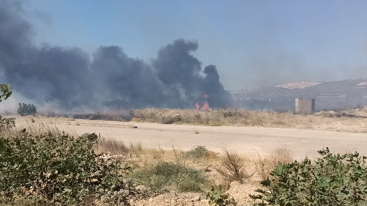 Mersin'in Silifke ilçesinde, eski kağıt fabrikası alanında çıkan yangına havadan ve karadan...