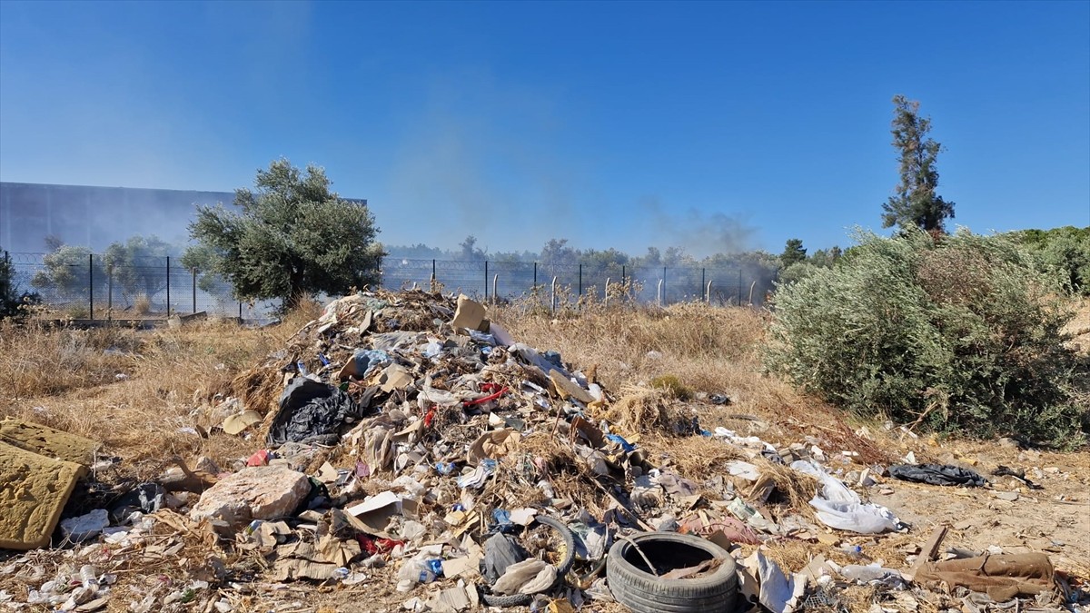 Mersin'in Silifke ilçesinde, eski kağıt fabrikası alanında çıkan yangına havadan ve karadan...