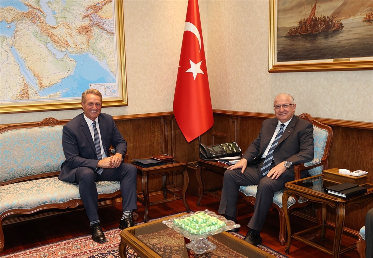 Milli Savunma Bakanı Yaşar Güler (sağda), ABD'nin Ankara Büyükelçisi Jeff Flake'i (solda) kabul...