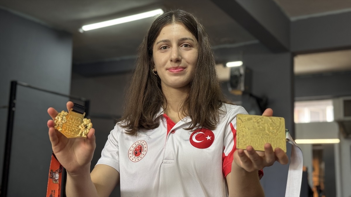 Muaythai ve kick boksta gençler dünya şampiyonlukları bulunan Sudenur Basancı, ağustosta...