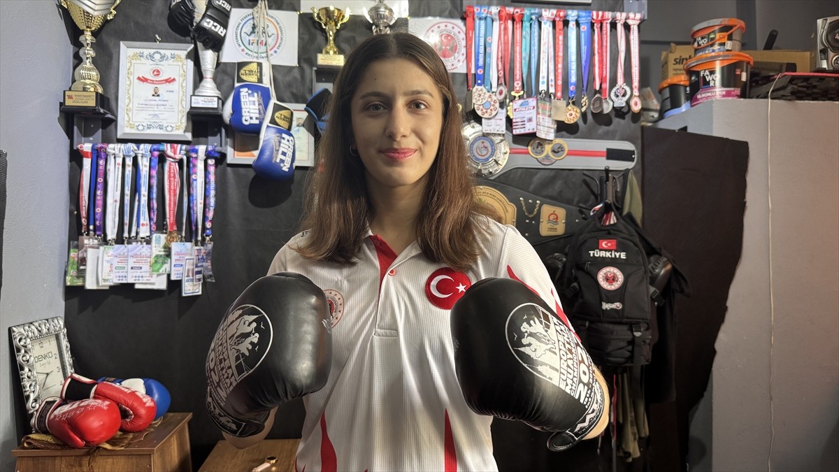 Muaythai ve kick boksta gençler dünya şampiyonlukları bulunan Sudenur Basancı, ağustosta...