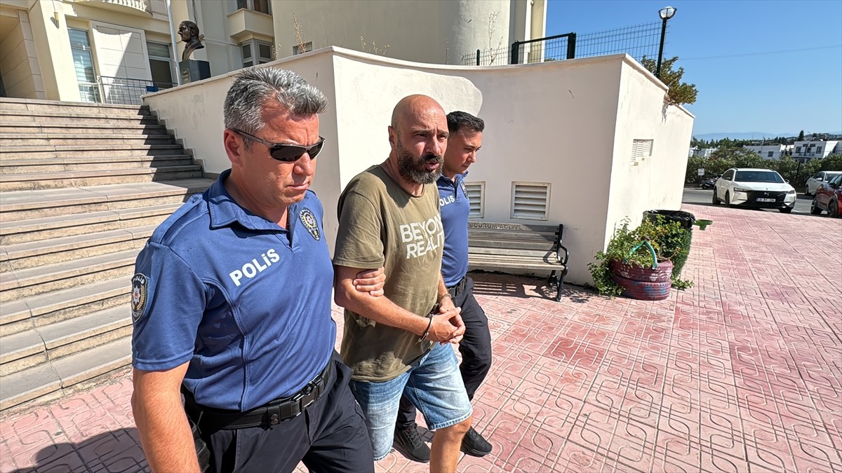 Muğla'nın Bodrum ilçesinde aile sağlığı merkezinde görevli doktora şiddet uyguladığı iddiasıyla...