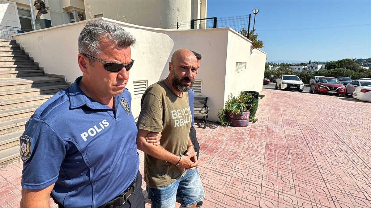 Muğla'nın Bodrum ilçesinde aile sağlığı merkezinde görevli doktora şiddet uyguladığı iddiasıyla...