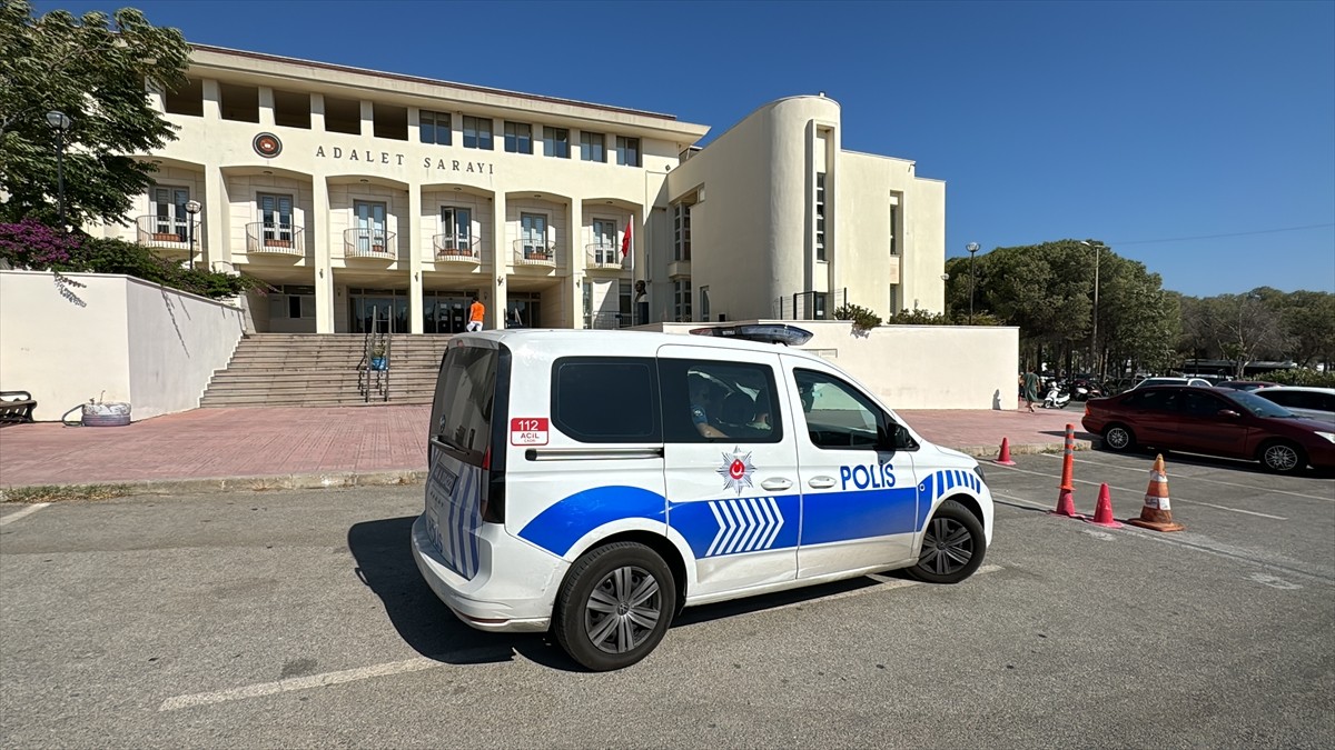 Muğla'nın Bodrum ilçesinde aile sağlığı merkezinde görevli doktora şiddet uyguladığı iddiasıyla...