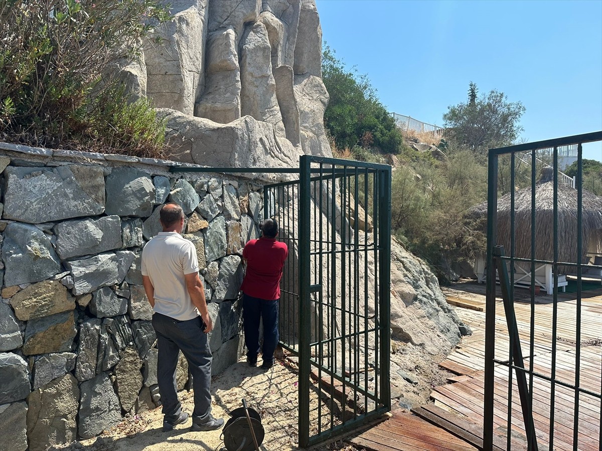 Muğla'nın Bodrum ilçesinde sahile yapılan demir kapı, Bodrum Kaymakamı Mustafa Çit'in talimatı...