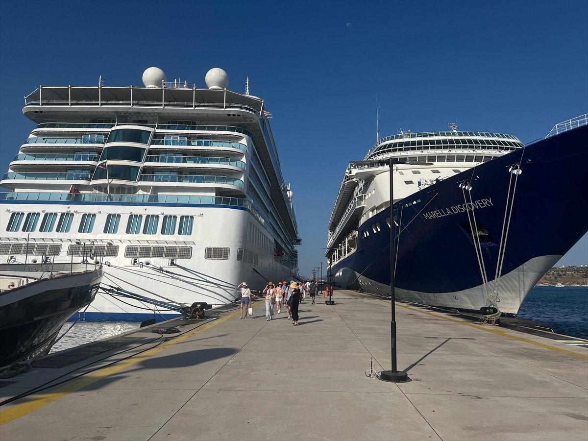 Muğla'nın Bodrum ilçesine iki kruvaziyerle 3 bin 53 yolcu geldi.