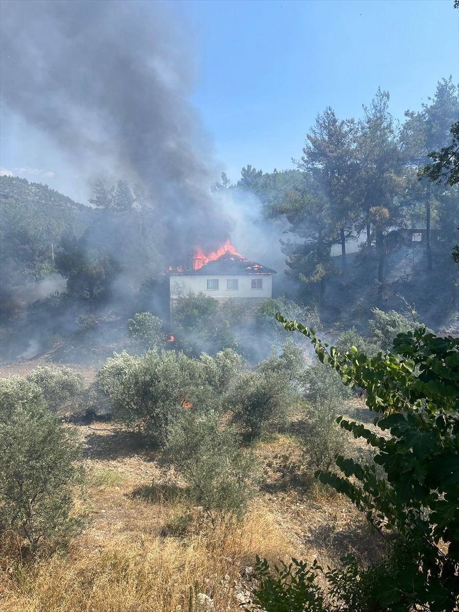 Muğla'nın Köyceğiz ilçesinde evde başlayan ve daha sonra ormanlık alana sıçrayan yangına müdahale...