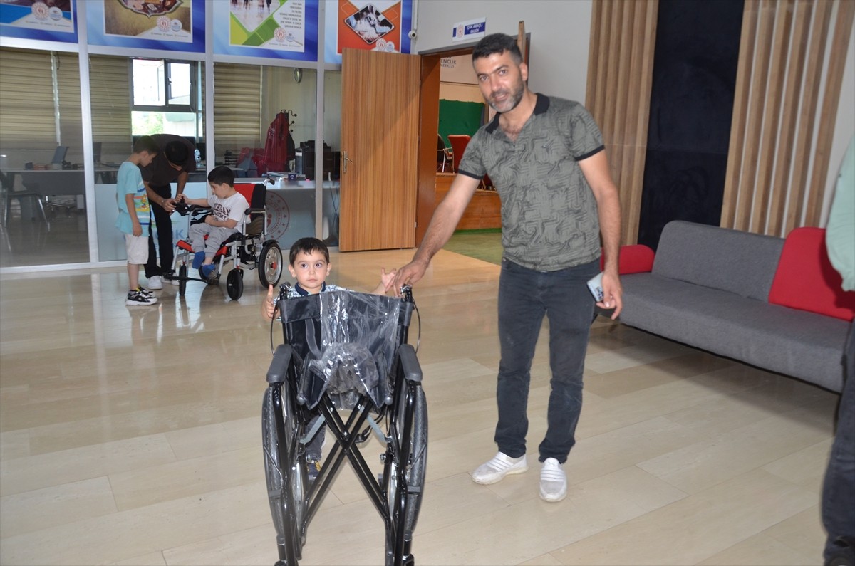 Muşlu İşadamları Girişimciler Derneğince (MİGDER) temin edilen akülü araçlar ile tekerlekli...