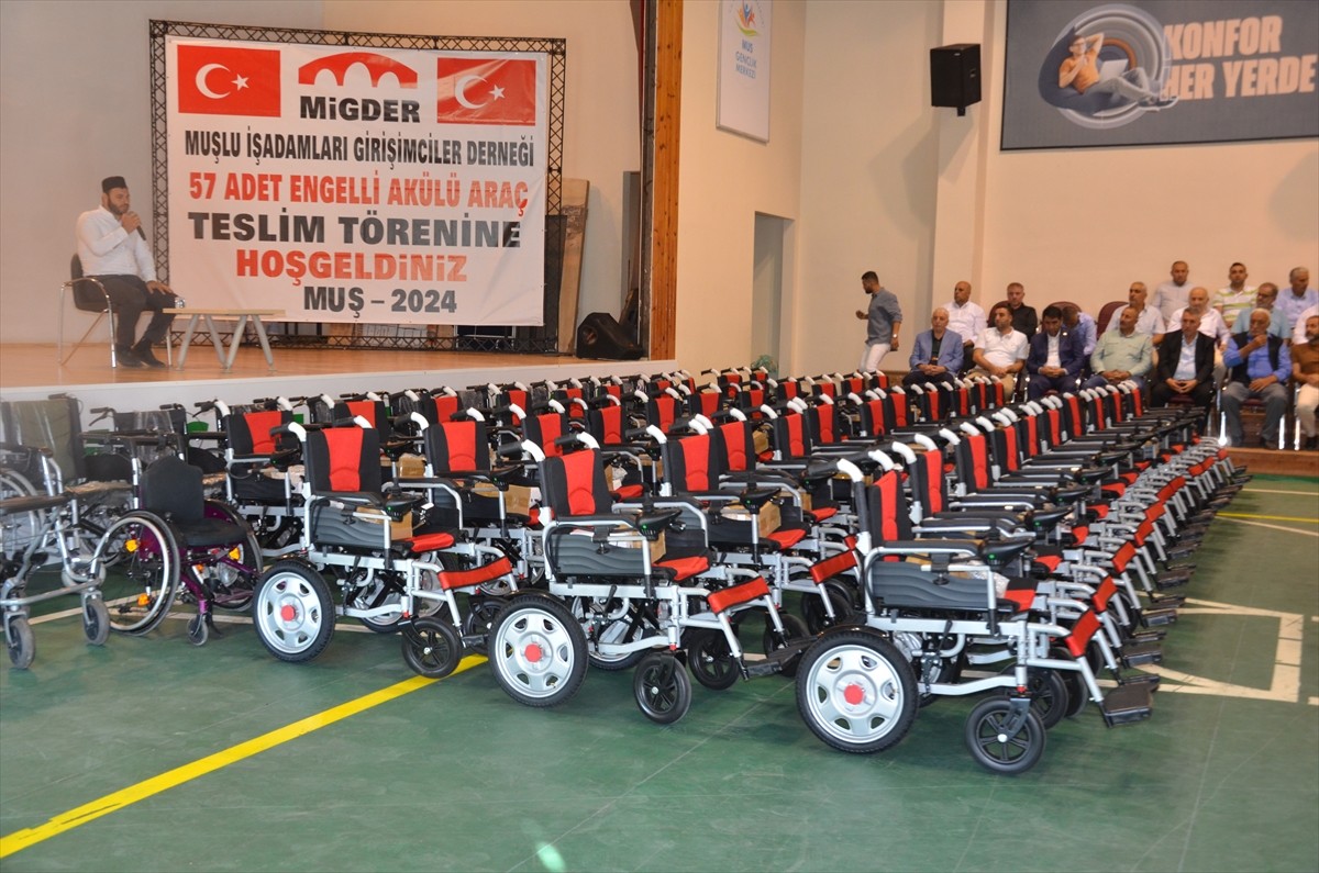 Muşlu İşadamları Girişimciler Derneğince (MİGDER) temin edilen akülü araçlar ile tekerlekli...