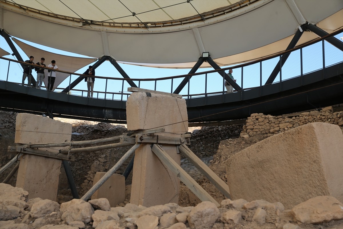 Neolitik Döneme ait kazıların sürdüğü Şanlıurfa'daki Göbeklitepe ve Karahantepe'deki ortaya...