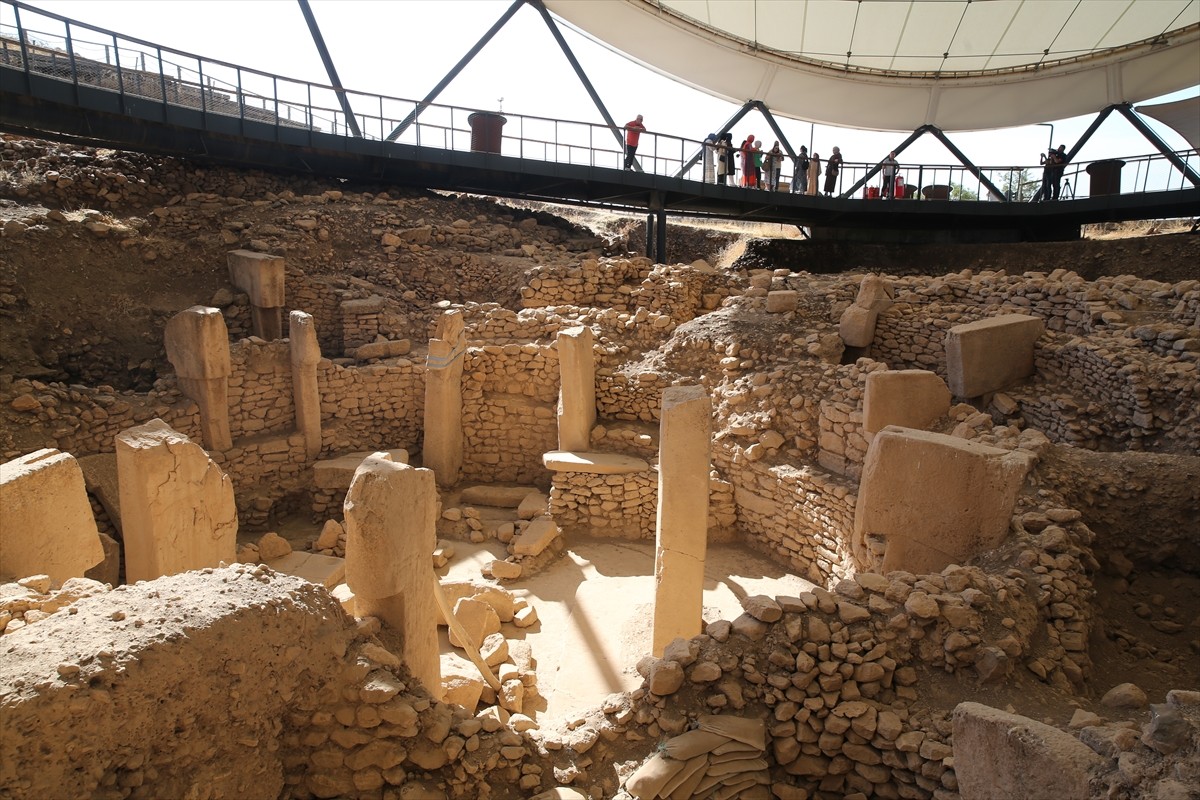 Neolitik Döneme ait kazıların sürdüğü Şanlıurfa'daki Göbeklitepe ve Karahantepe'deki ortaya...