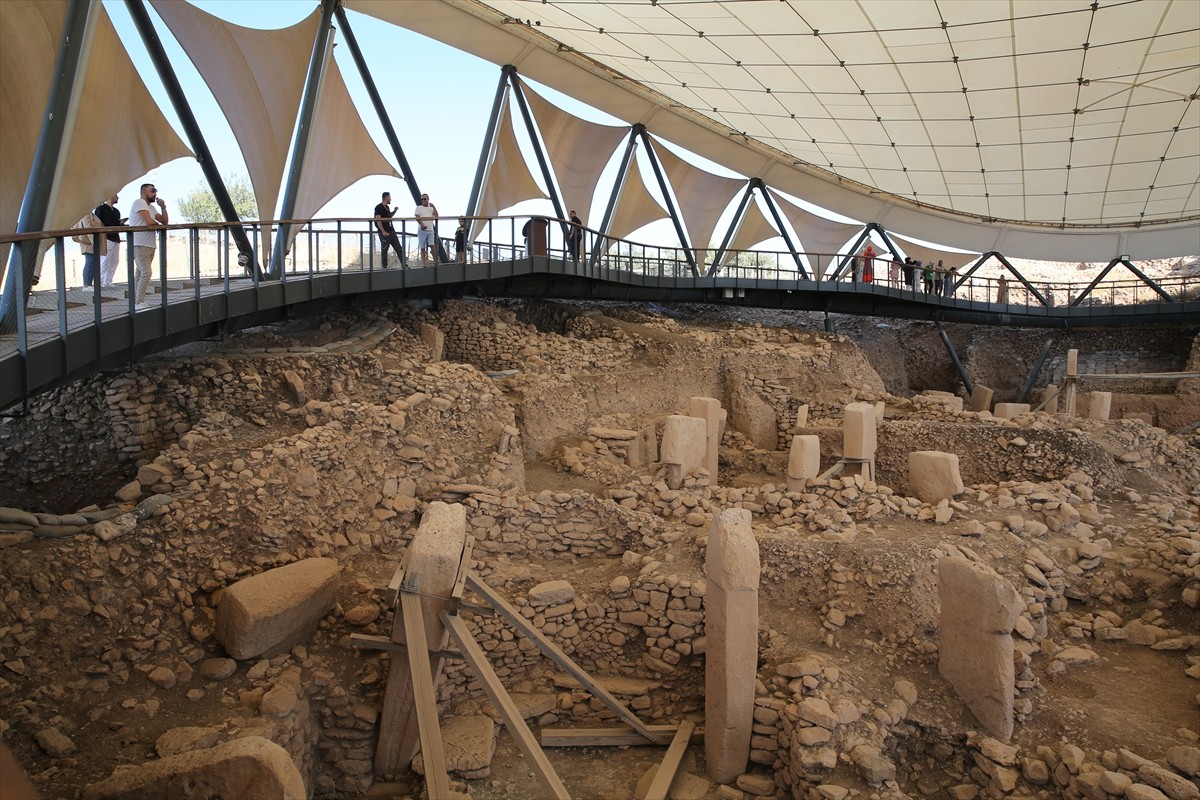 Neolitik Döneme ait kazıların sürdüğü Şanlıurfa'daki Göbeklitepe ve Karahantepe'deki ortaya...