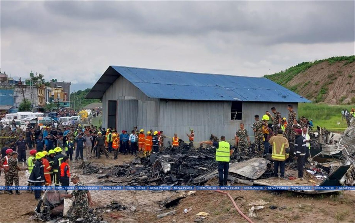 Nepal'in başkenti Katmandu'da bir uçağın kalkış sırasında pistte kayarak kaza yapması sonucu 18...