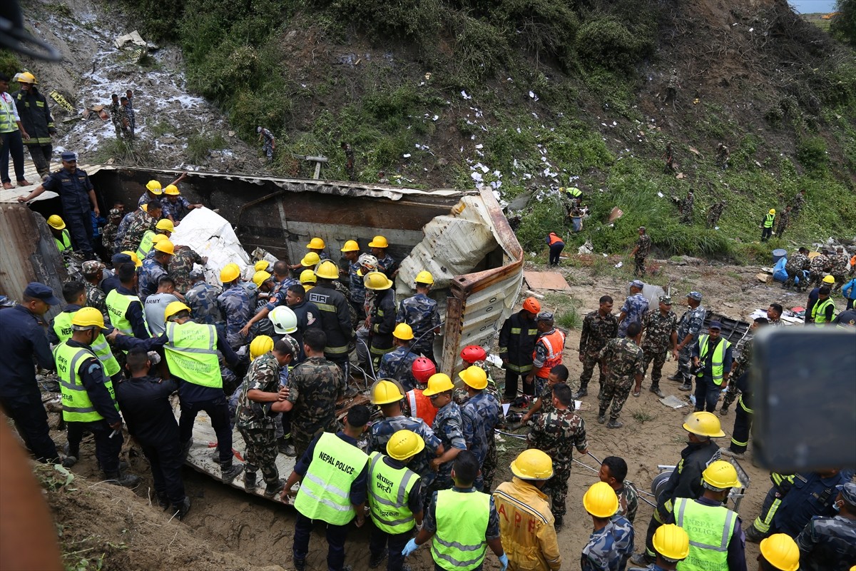 Nepal'in başkenti Katmandu'daki Tribhuvan Uluslararası Havalimanı'nda 19 kişiyi taşıyan bir uçak...