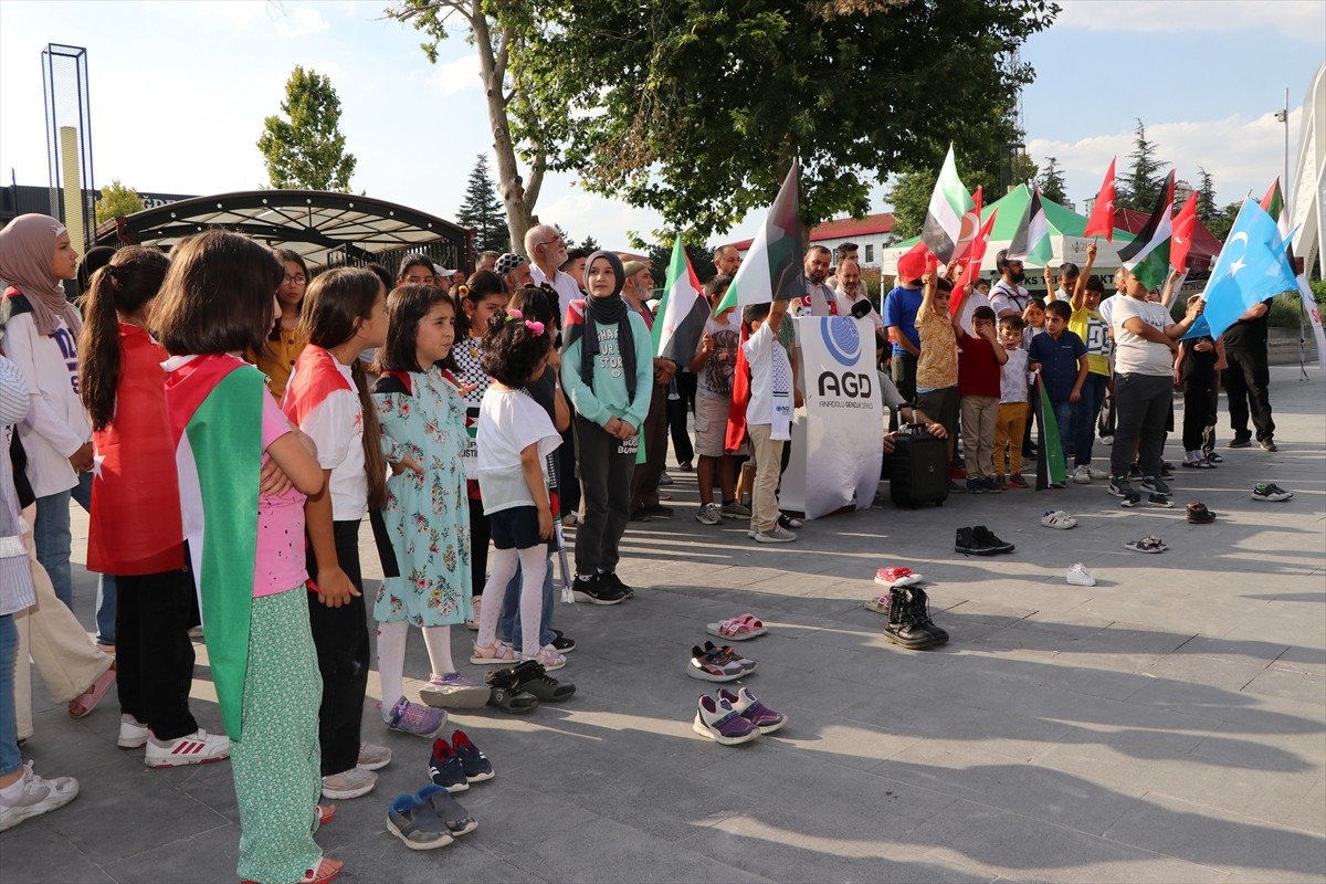 Niğde'de çocuklar, İsrail'in Filistin'e yönelik saldırılarını protesto etti. Anadolu Gençlik...