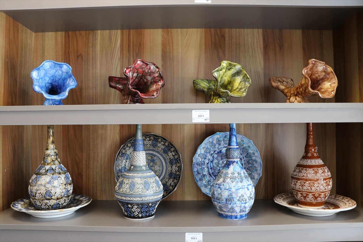 Niğde Adliyesi'nde, cezaevlerindeki hükümlülerin ürettikleri ürünlerin satışının yapıldığı...