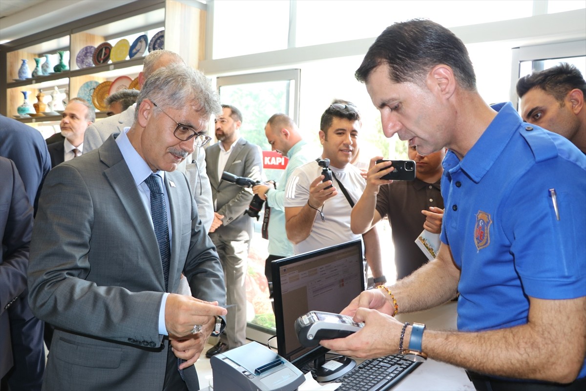 Niğde Adliyesi'nde, cezaevlerindeki hükümlülerin ürettikleri ürünlerin satışının yapıldığı...