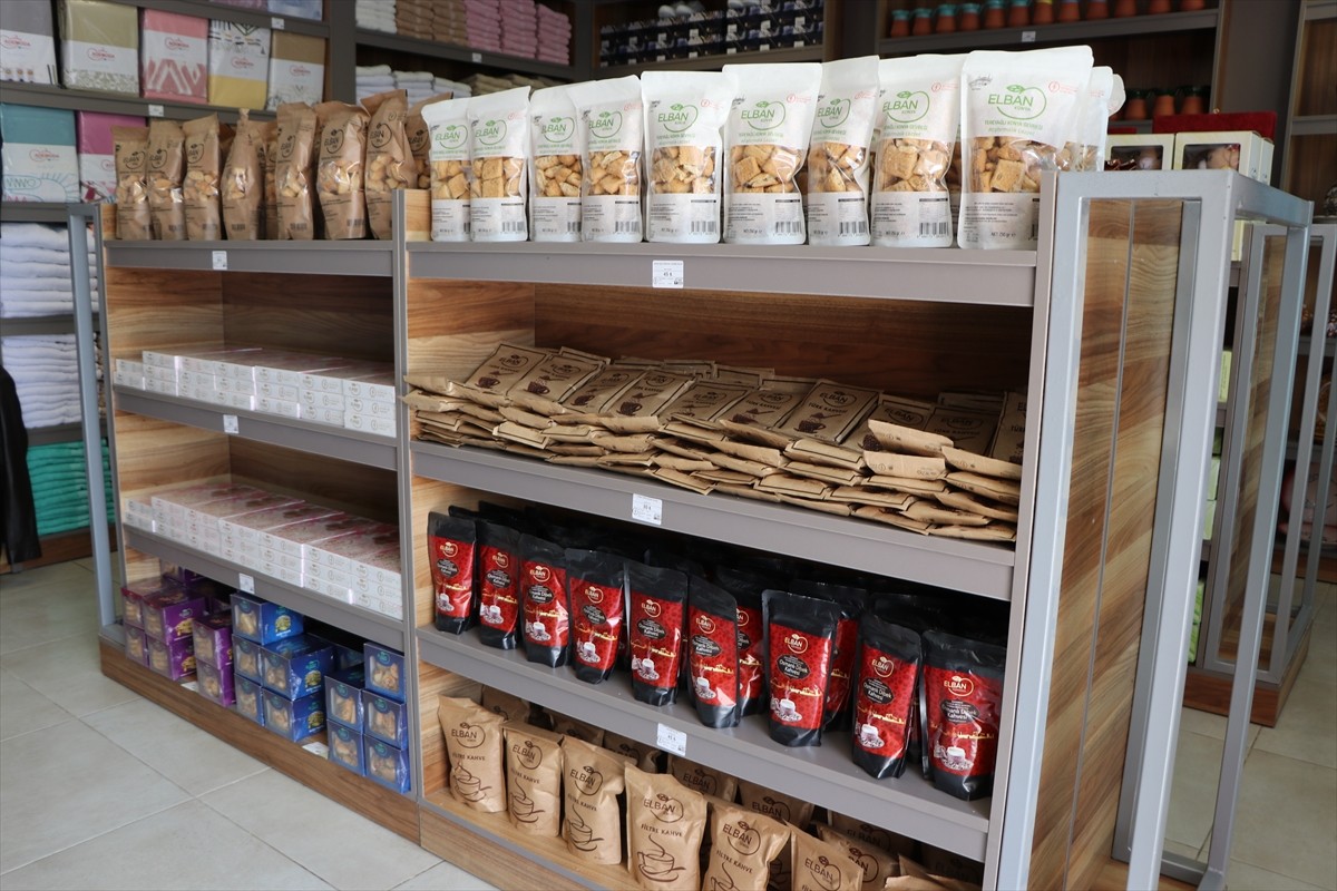 Niğde Adliyesi'nde, cezaevlerindeki hükümlülerin ürettikleri ürünlerin satışının yapıldığı...