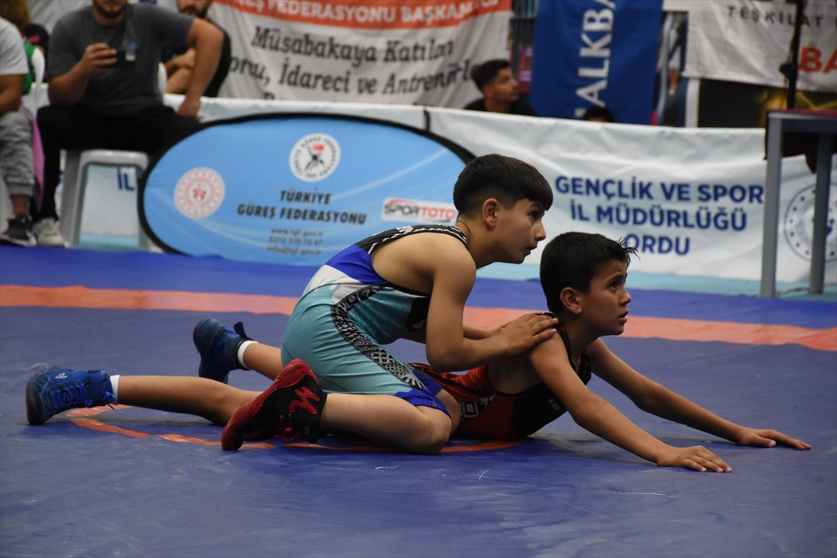 Ordu'da düzenlenen 11-13 Yaş Altı Erkekler Grekoromen Güreş Türkiye Şampiyonası'nın açılış töreni...