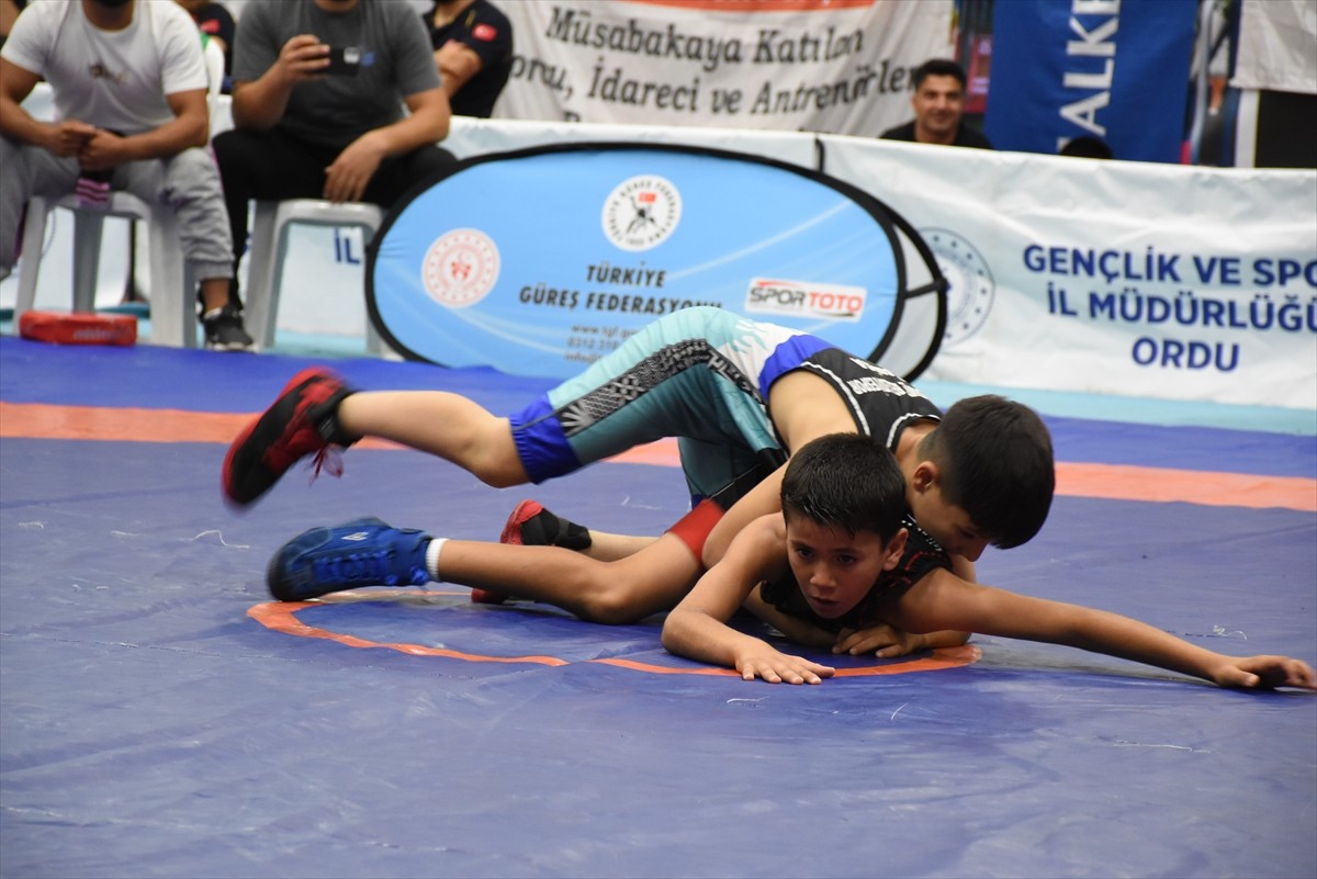 Ordu'da düzenlenen 11-13 Yaş Altı Erkekler Grekoromen Güreş Türkiye Şampiyonası'nın açılış töreni...