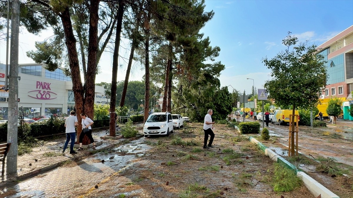 Osmaniye'de etkili olan sağanak ve şiddetli rüzgar nedeniyle yollarda su birikintileri oluştu, bir...
