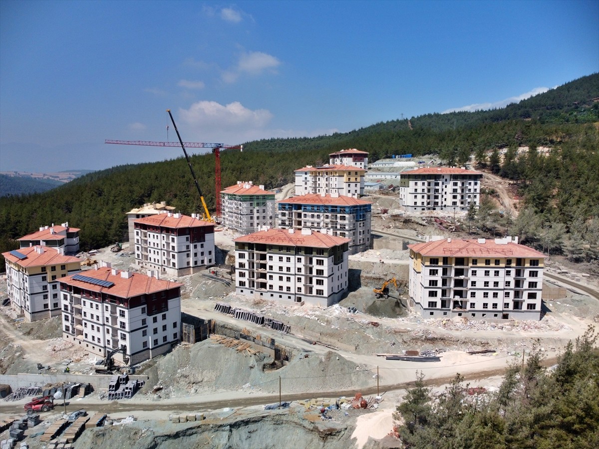 Osmaniye'nin Bahçe ilçesinde, Kahramanmaraş merkezli 6 Şubat 2023'teki depremlerden etkilenenler...