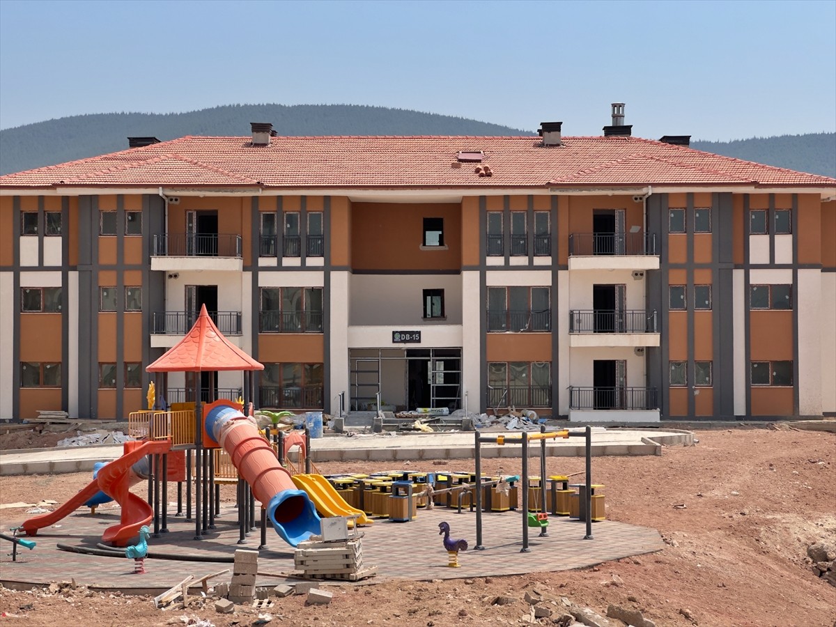  Osmaniye'nin Hasanbeyli ilçesinde, depremlerden etkilenenler için yapımı süren 512 konutun...