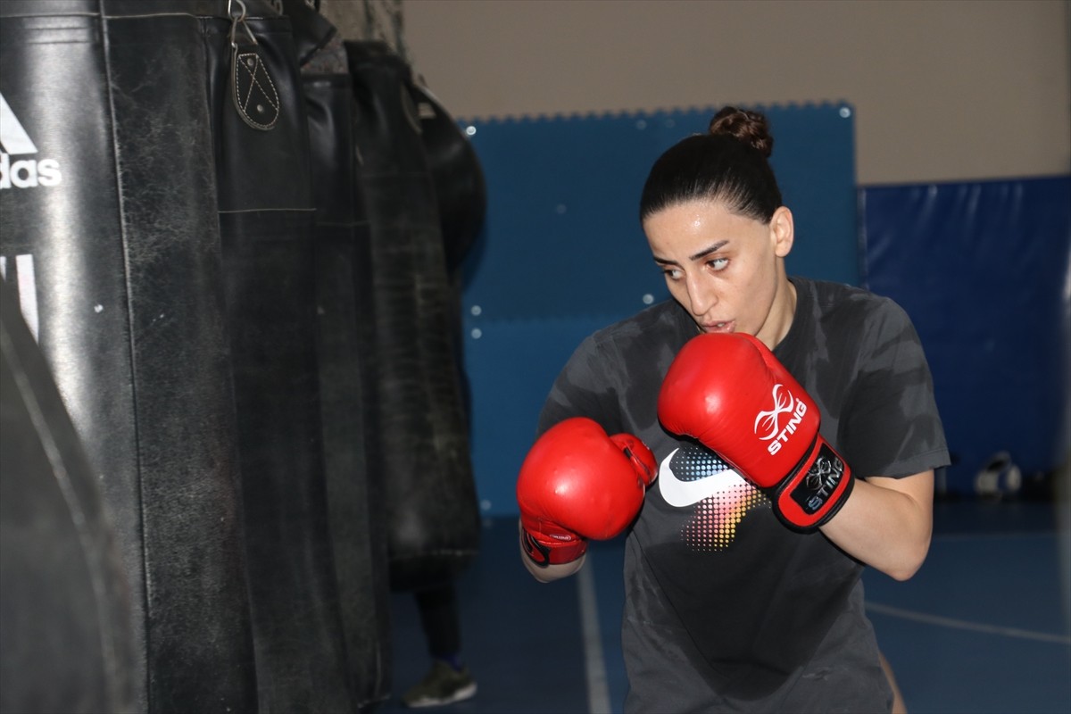 Paris 2024'te ringe çıkacak milli boksör Gizem Özer, Türkiye'ye madalyayla dönmek istiyor. Milli...