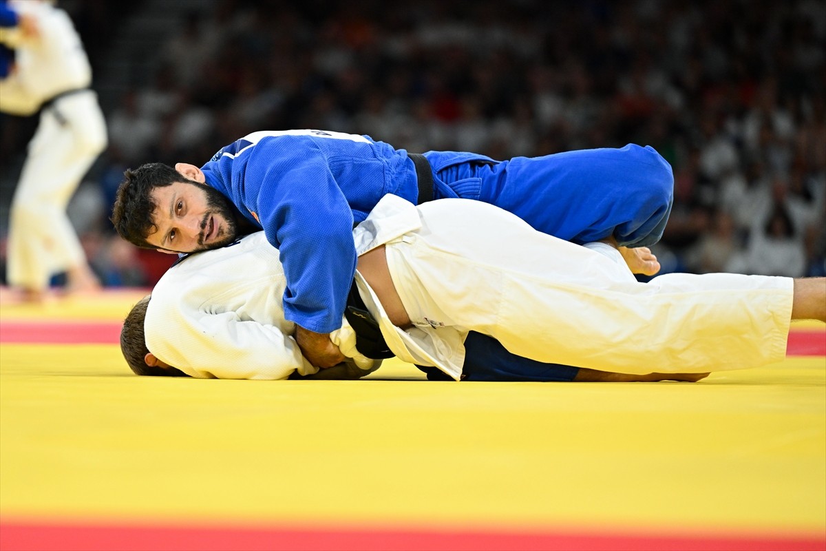 Paris 2024 Olimpiyat Oyunları'nda milli judocu Vedat Albayrak, son 16 turuna yükseldi.  Champ de...