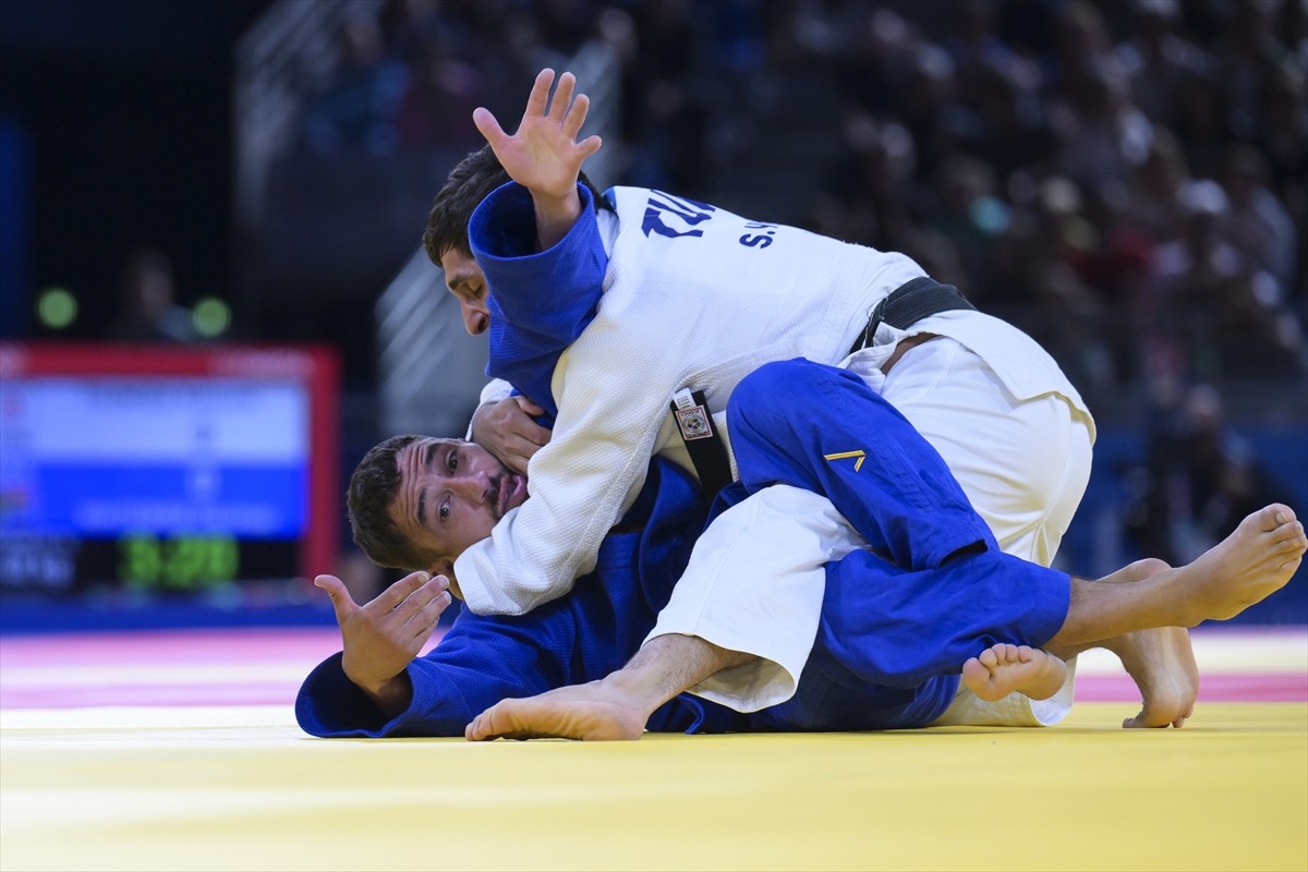 Paris 2024 Olimpiyat Oyunları'nın ilk gününde tatamiye çıkan milli judocu Salih Yıldız (beyaz)...