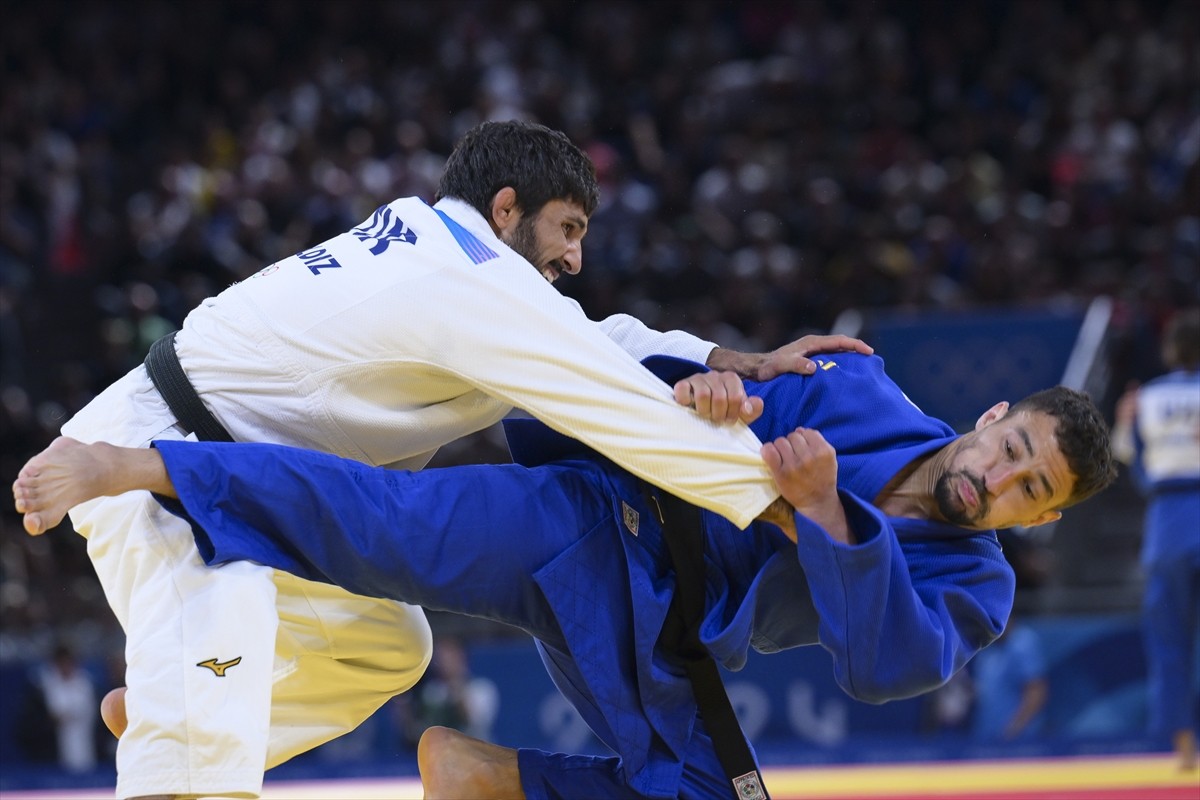 Paris 2024 Olimpiyat Oyunları'nın ilk gününde tatamiye çıkan milli judocu Salih Yıldız (beyaz)...