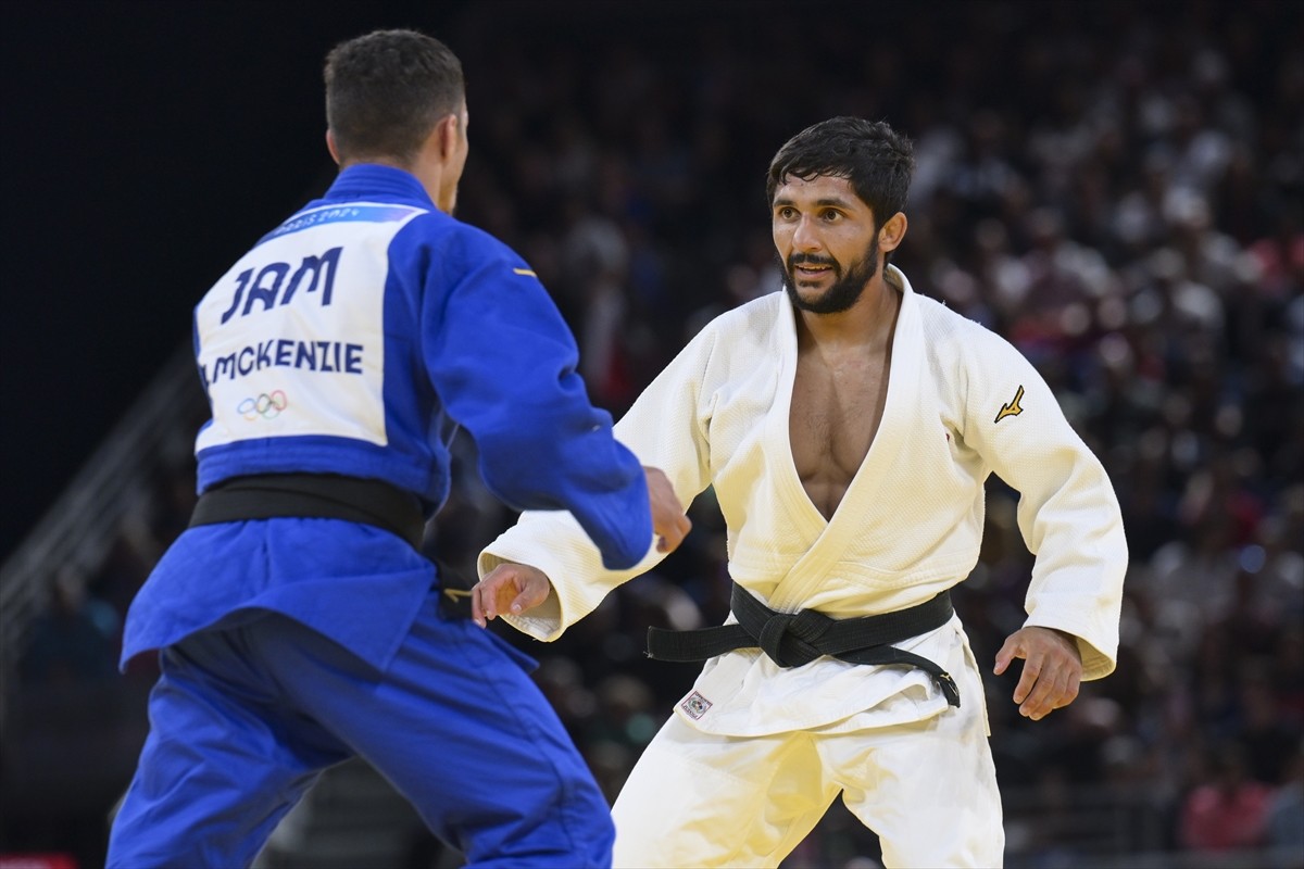 Paris 2024 Olimpiyat Oyunları'nın ilk gününde tatamiye çıkan milli judocu Salih Yıldız (beyaz)...