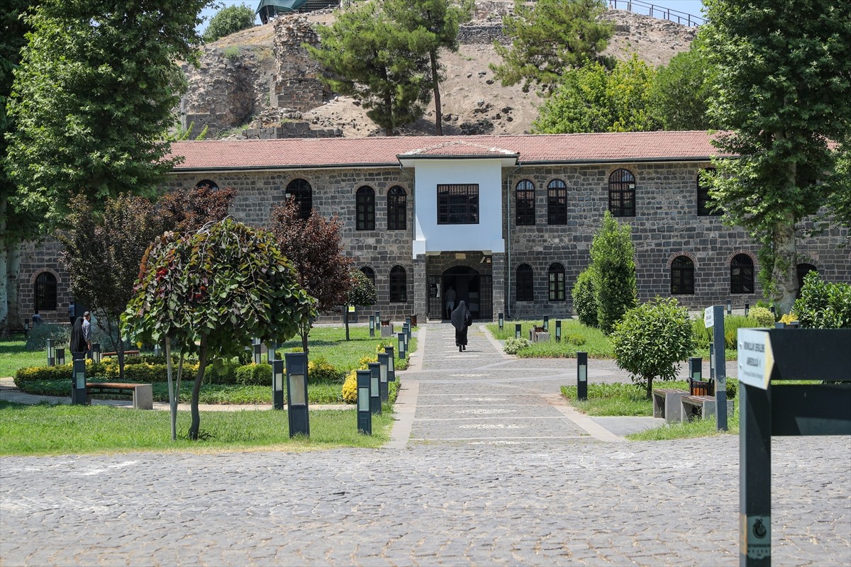 "Turistik Diyarbakır Ekspresi"nin seferlerinin başlaması kentin turizmine ivme kazandırdı....