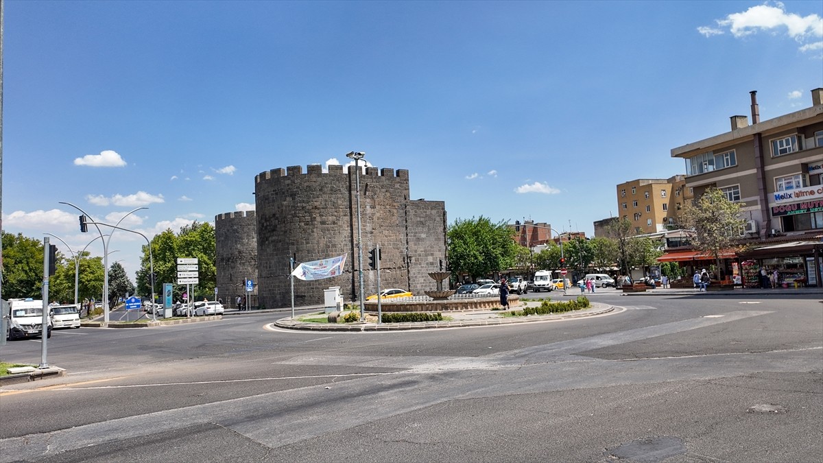 "Turistik Diyarbakır Ekspresi"nin seferlerinin başlaması kentin turizmine ivme kazandırdı....