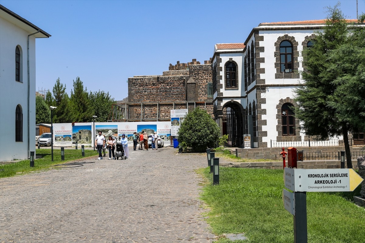 "Turistik Diyarbakır Ekspresi"nin seferlerinin başlaması kentin turizmine ivme kazandırdı....