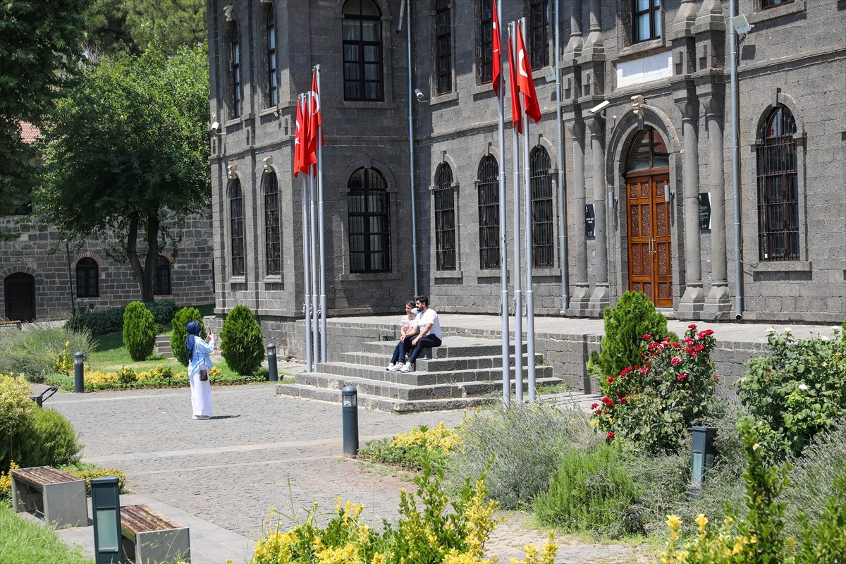 "Turistik Diyarbakır Ekspresi"nin seferlerinin başlaması kentin turizmine ivme kazandırdı....